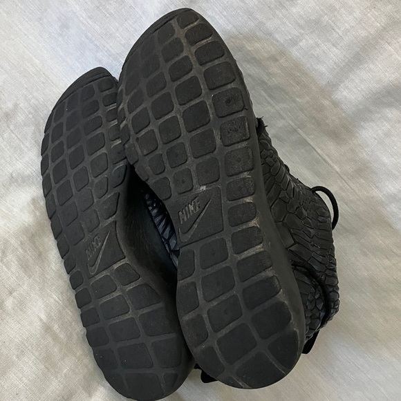 Nike 6 1/2 Women’s Roshe one triple Black Textured Sneakers - Picture 9 of 14